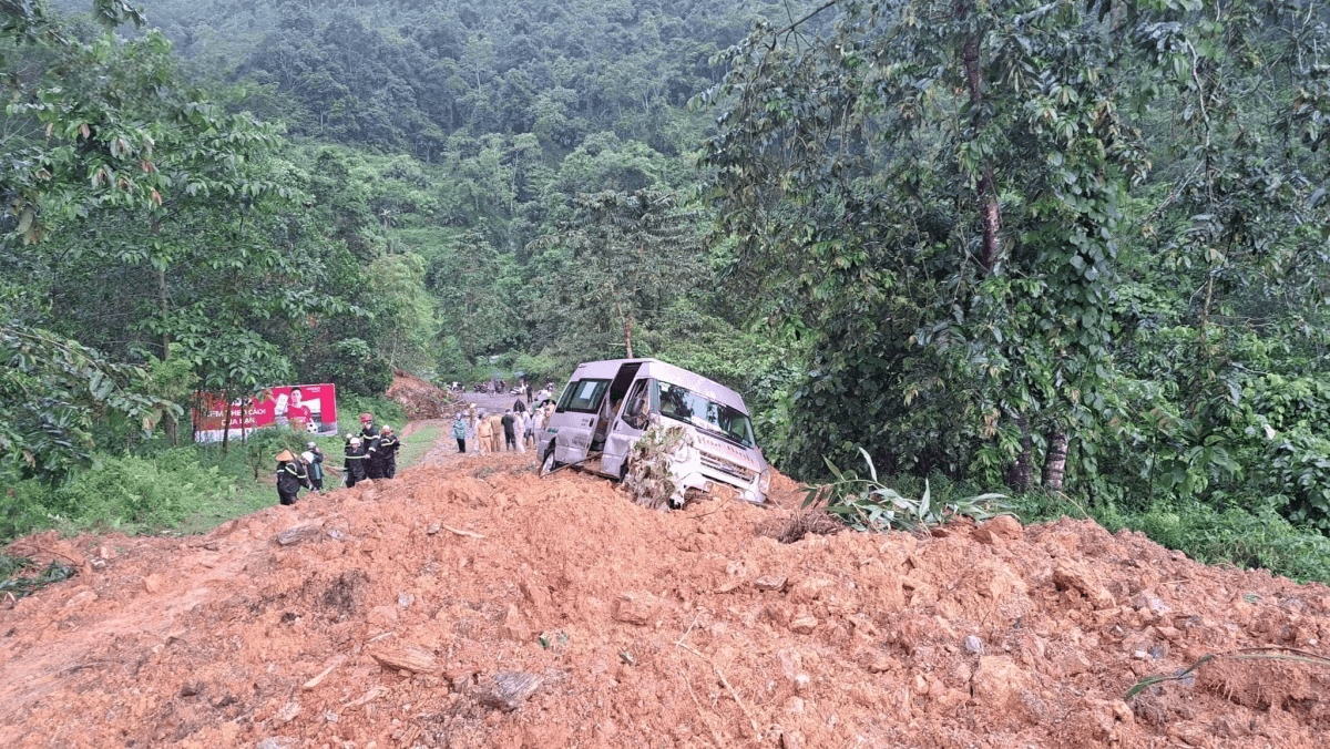 Khu vực dốc đứng hoặc địa hình không ổn định – Nguy cơ sạt lở, đất đá vùi lấp