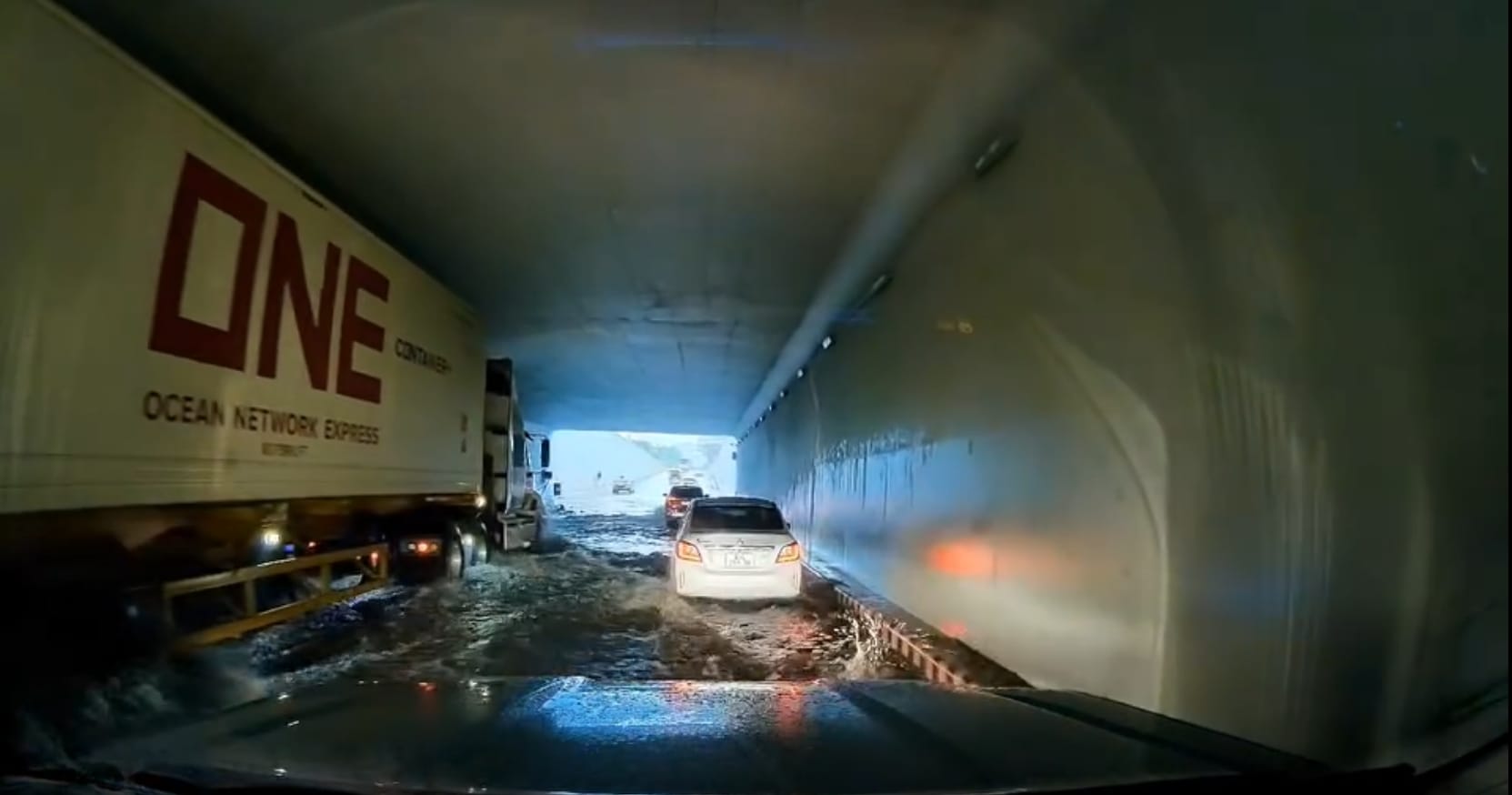 Yêu cầu làm rõ nguyên nhân hầm chui Nguyễn Văn Linh ngập