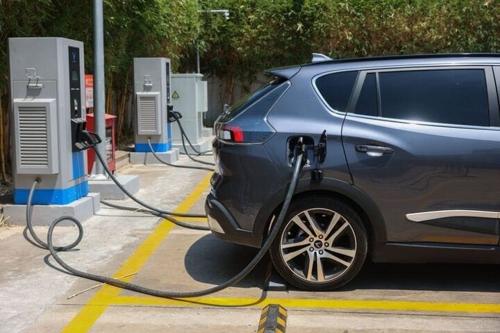 Cần lưu ý gì để sạc pin xe điện an toàn, tránh rủi ro?