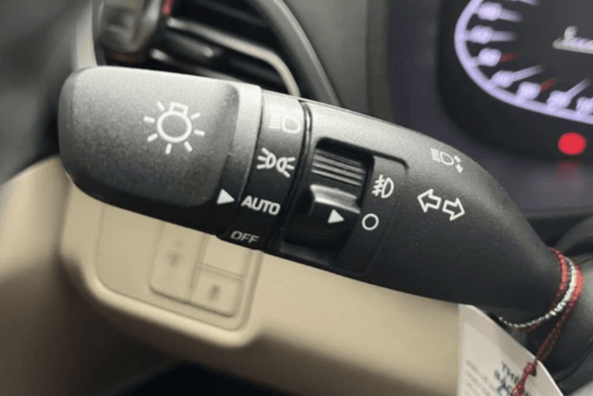 Tài xế bật đèn pha tự động thường xuyên có làm hao tổn điện ắc-quy ô tô?